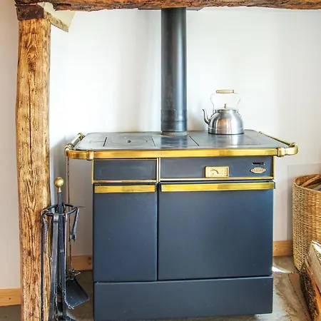 Nice In Privat-du-dragon With 1 Bedrooms And Wifi Сasa de vacaciones
